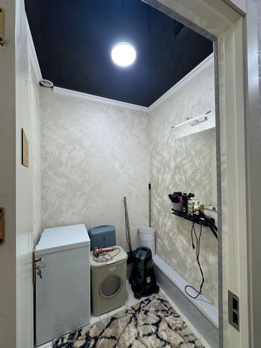 Uy sotiladi srochni. Kelishiladigan joyi bor.