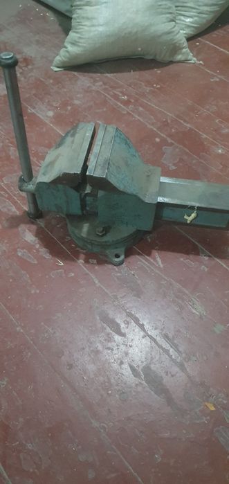 Продаю инструмент  тиски  и многое другое