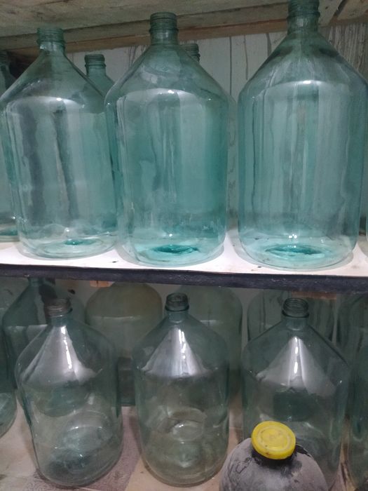 Бутыли 20 литровые,хорошего качества с крышками!