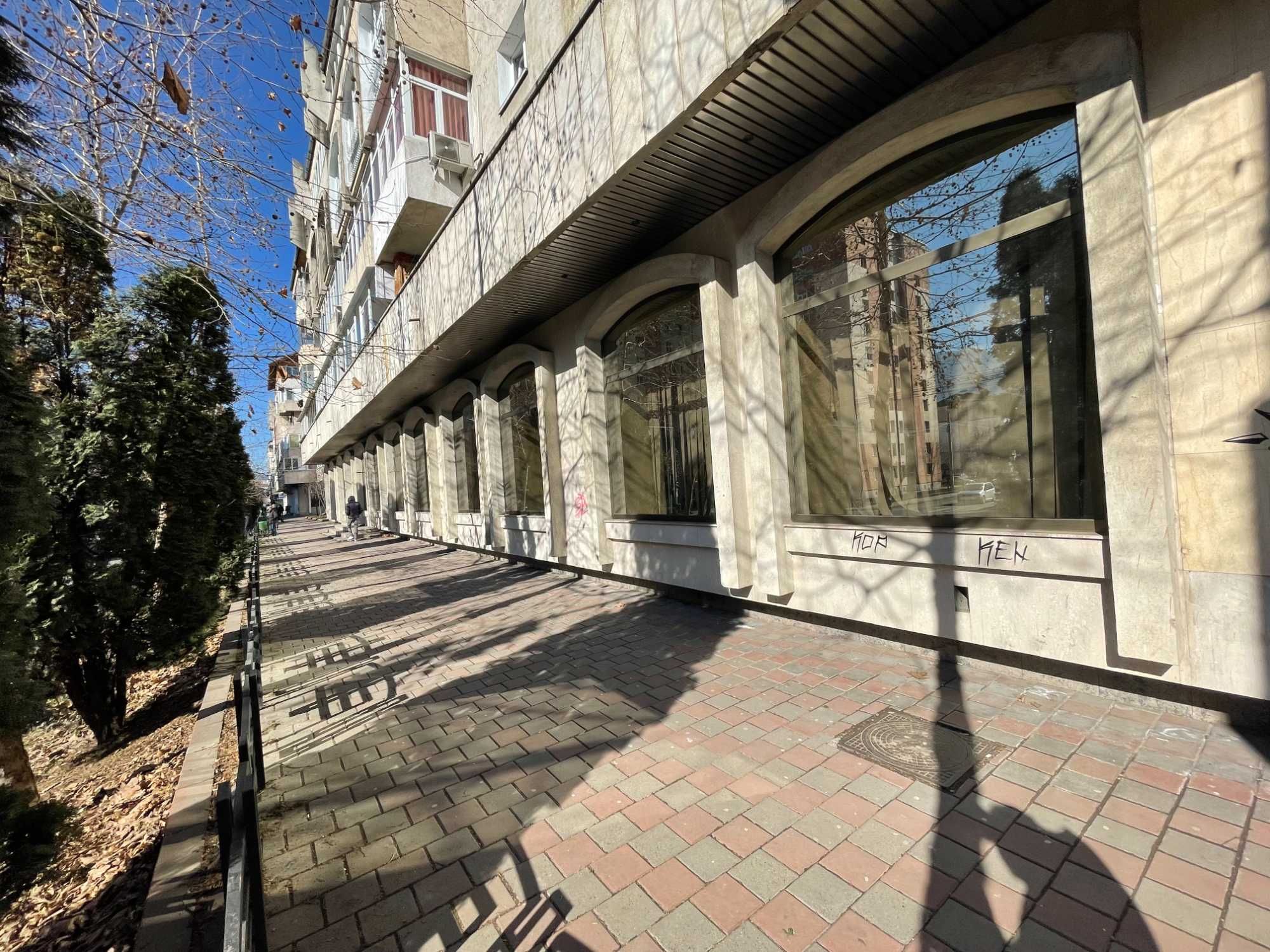 Inchiriez spatiu parter bloc central Piatra Neamt 443m²