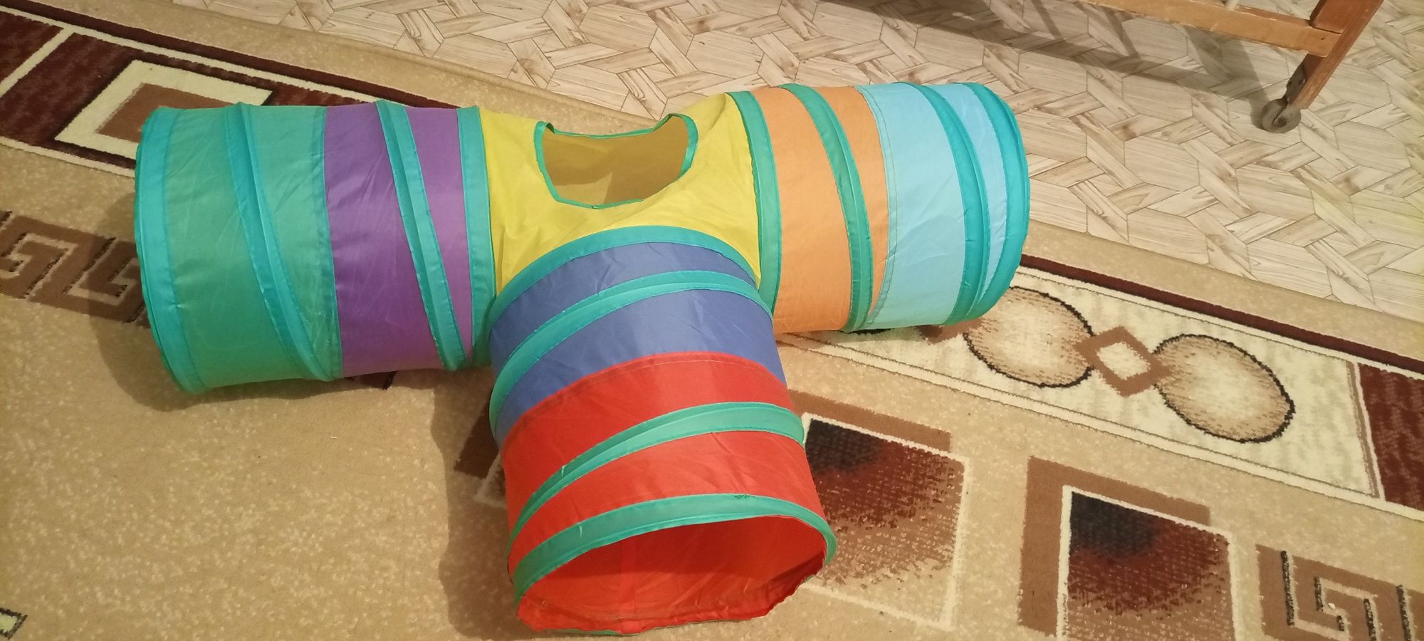 Кошачий домик , туннель , игрушки .