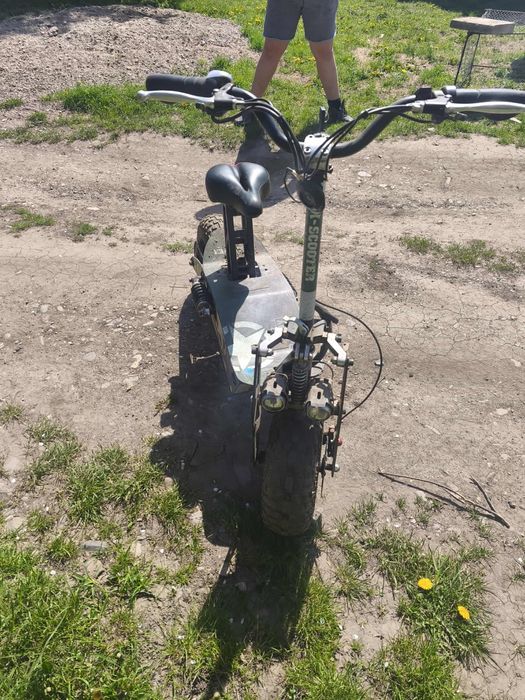 Vând trotineta electrica