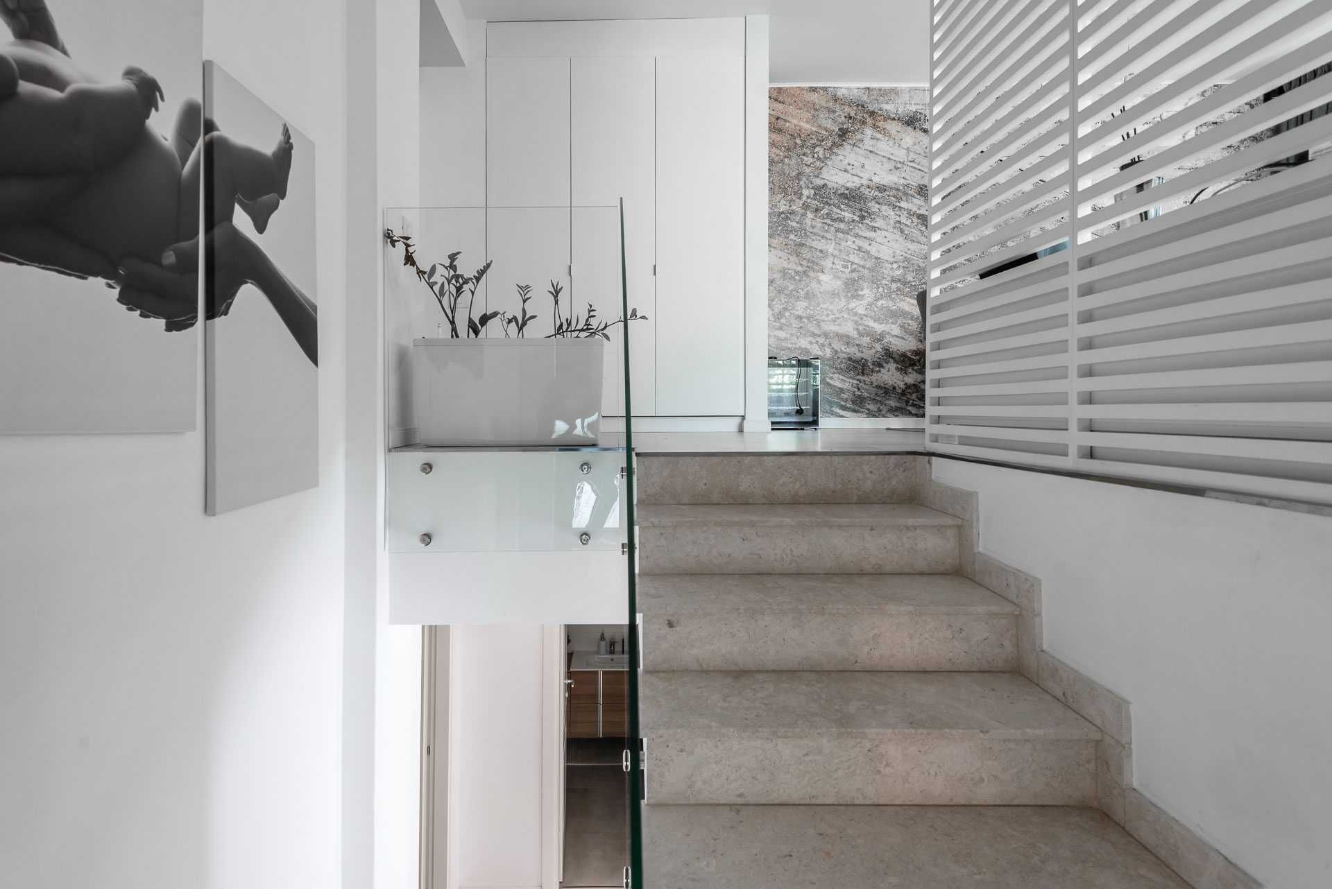 Inchiriez duplex 4 camere+ curte + parcare subterana