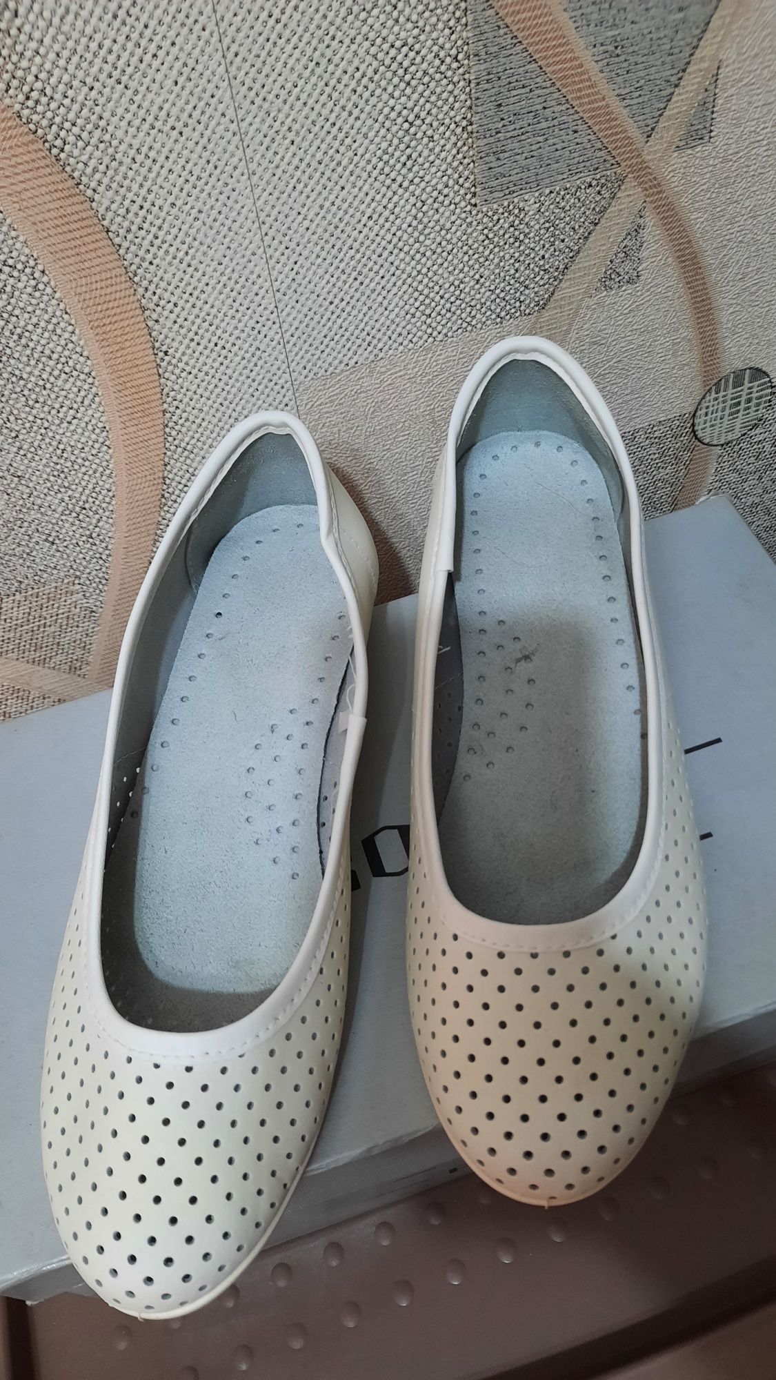 Новые белые туфли