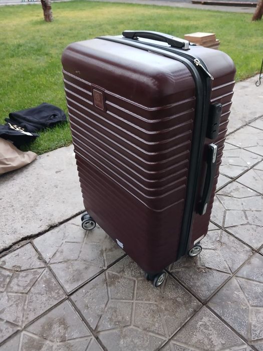 Чемодан б/у в идеальном состояни