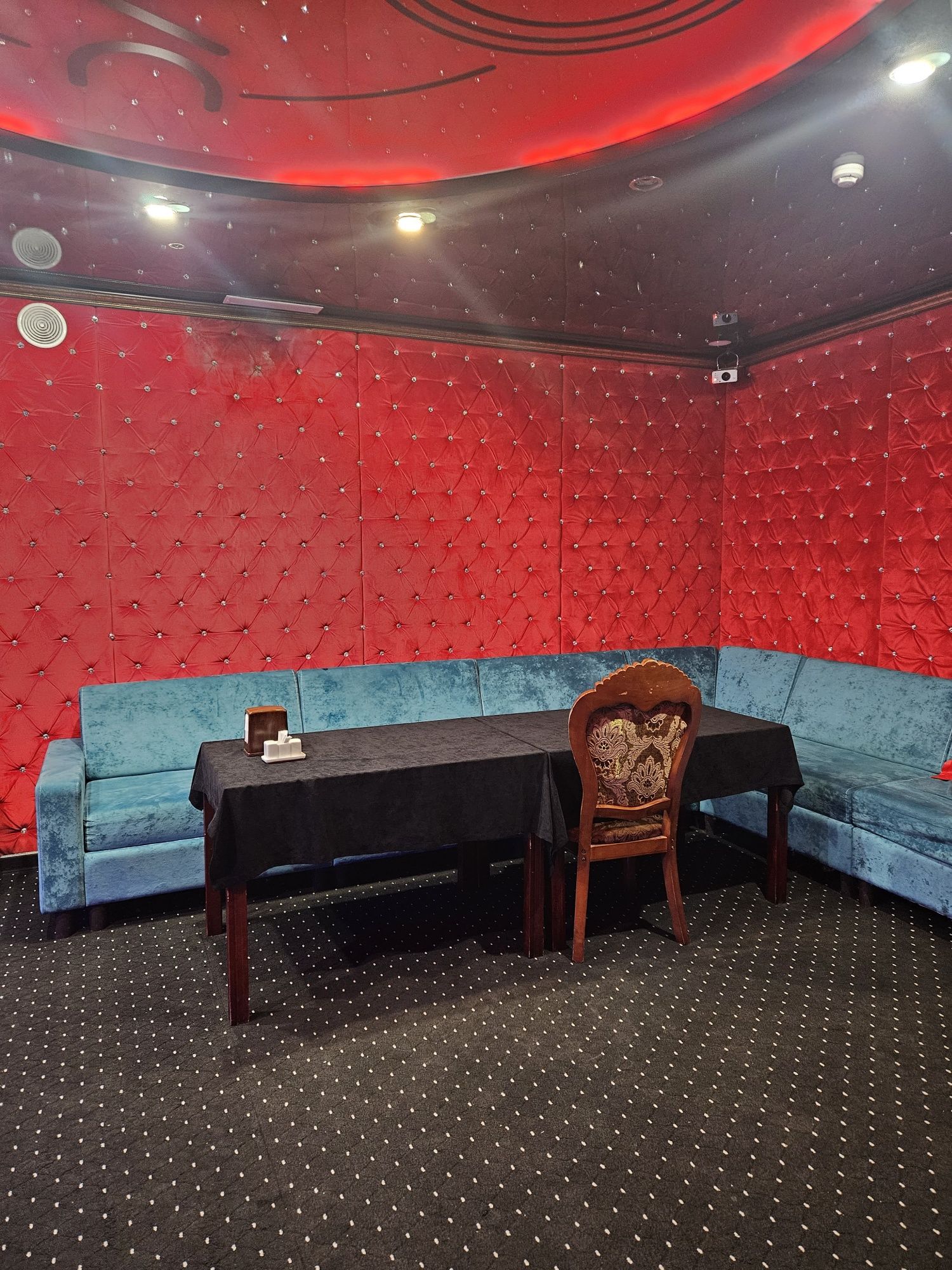 Сдаётся VIP зал караоке