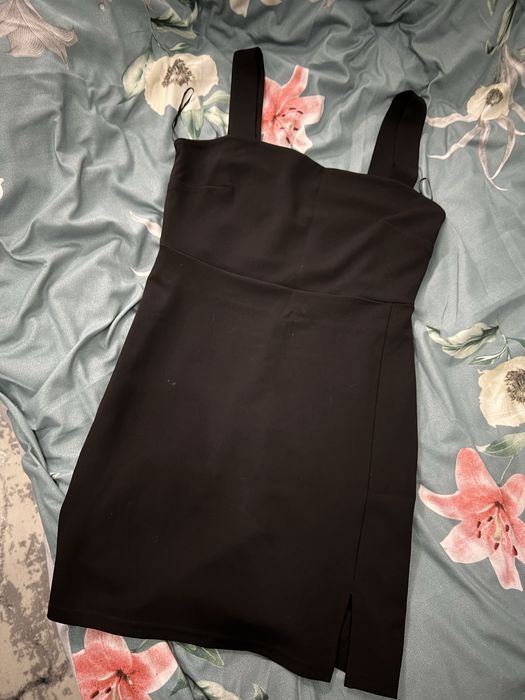 Черное мини платье с вырезом