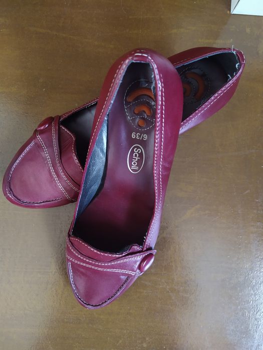 Туфли весна-осень красного цвета и босоножки золотистой вставкой