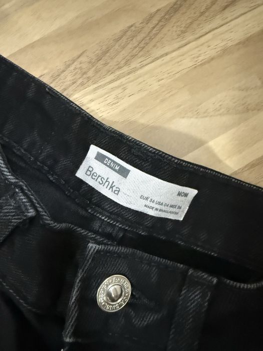 Черни скъсани дънки Bershka