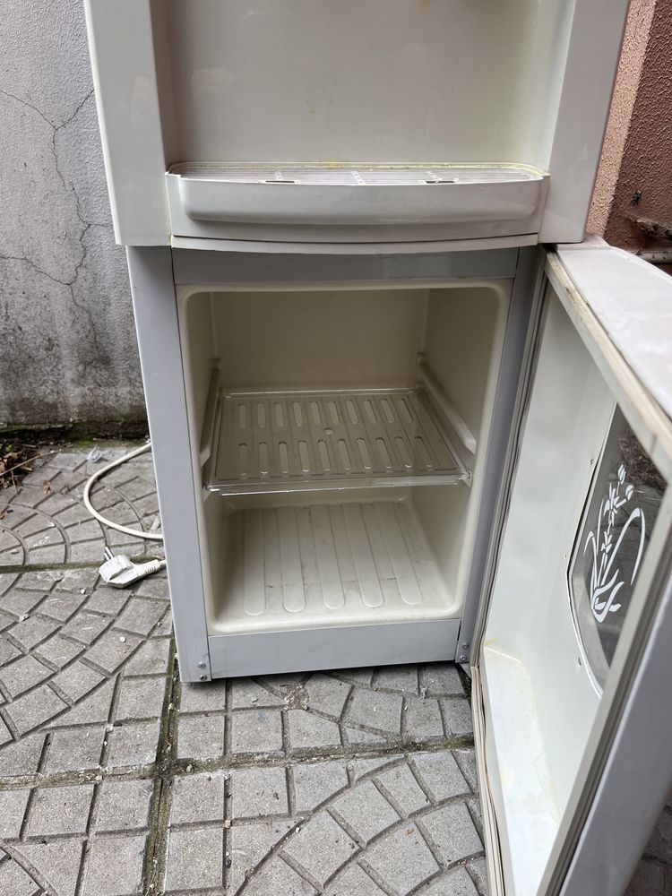 Диспенсър за вода хладилник