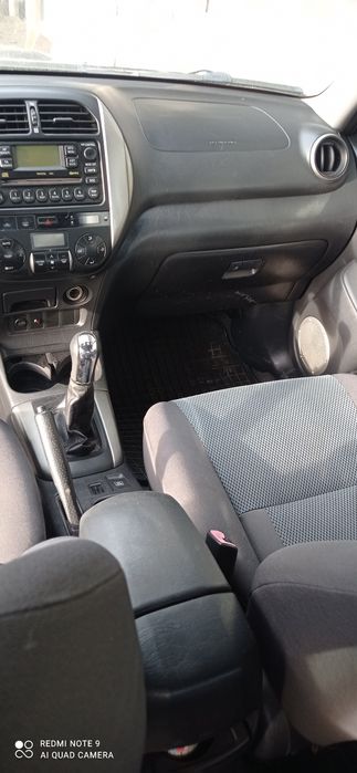 Продавам Тойота Рав 4