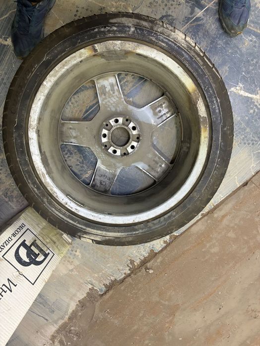 Продаю шину 245/45 r19. Диск в подарок