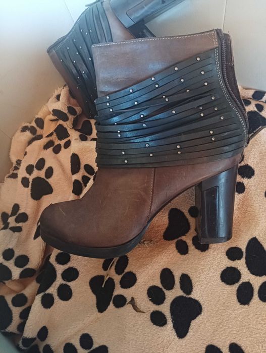 Продавам дамски боти набук