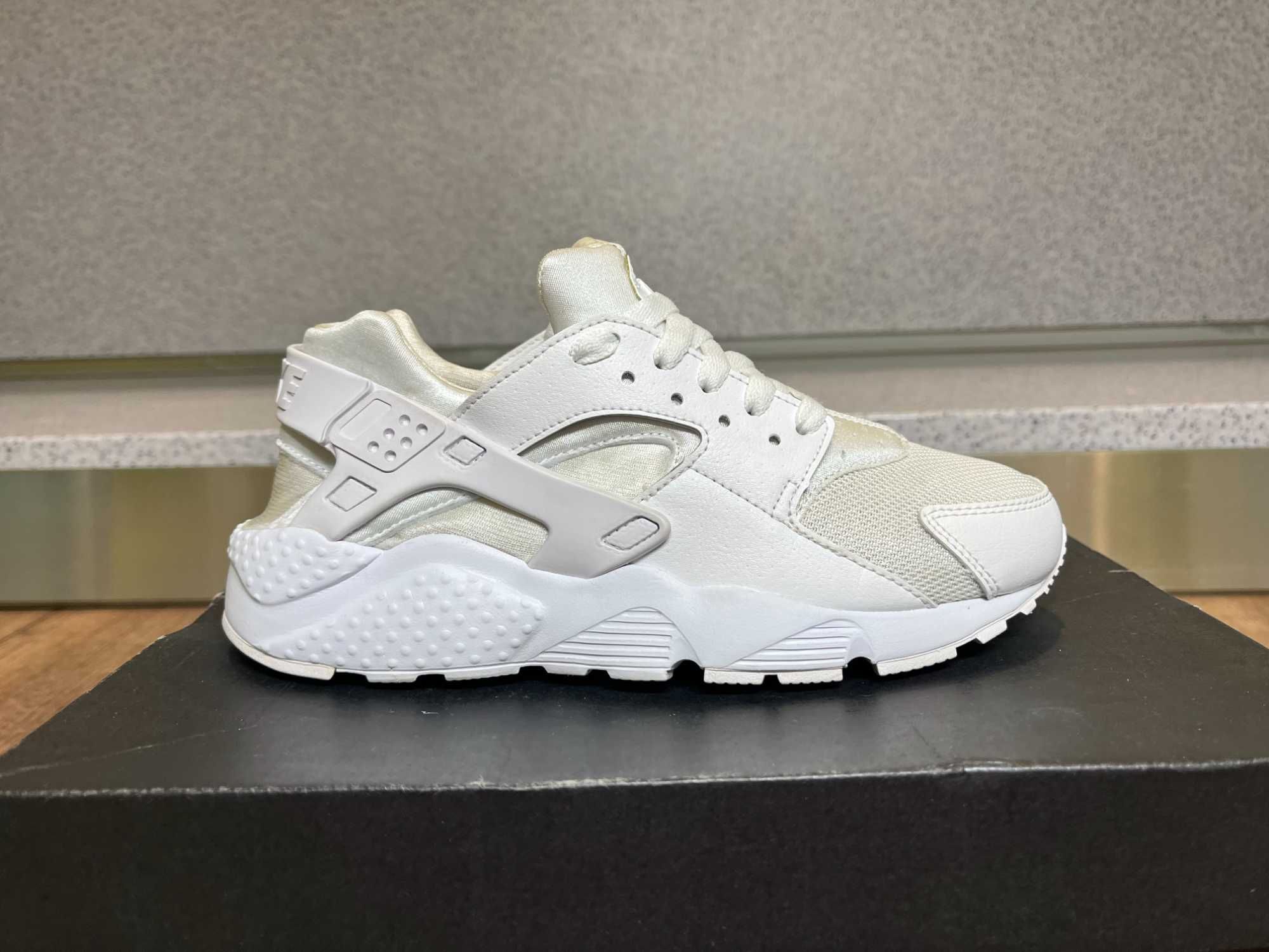 ОРИГИНАЛНИ *** Nike Air Huarache Run / Triple White