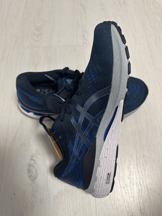 Vând adidași Asics