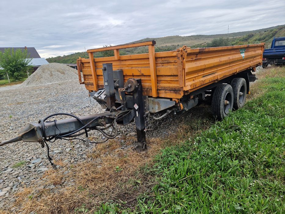 Remorca tandem basculabila