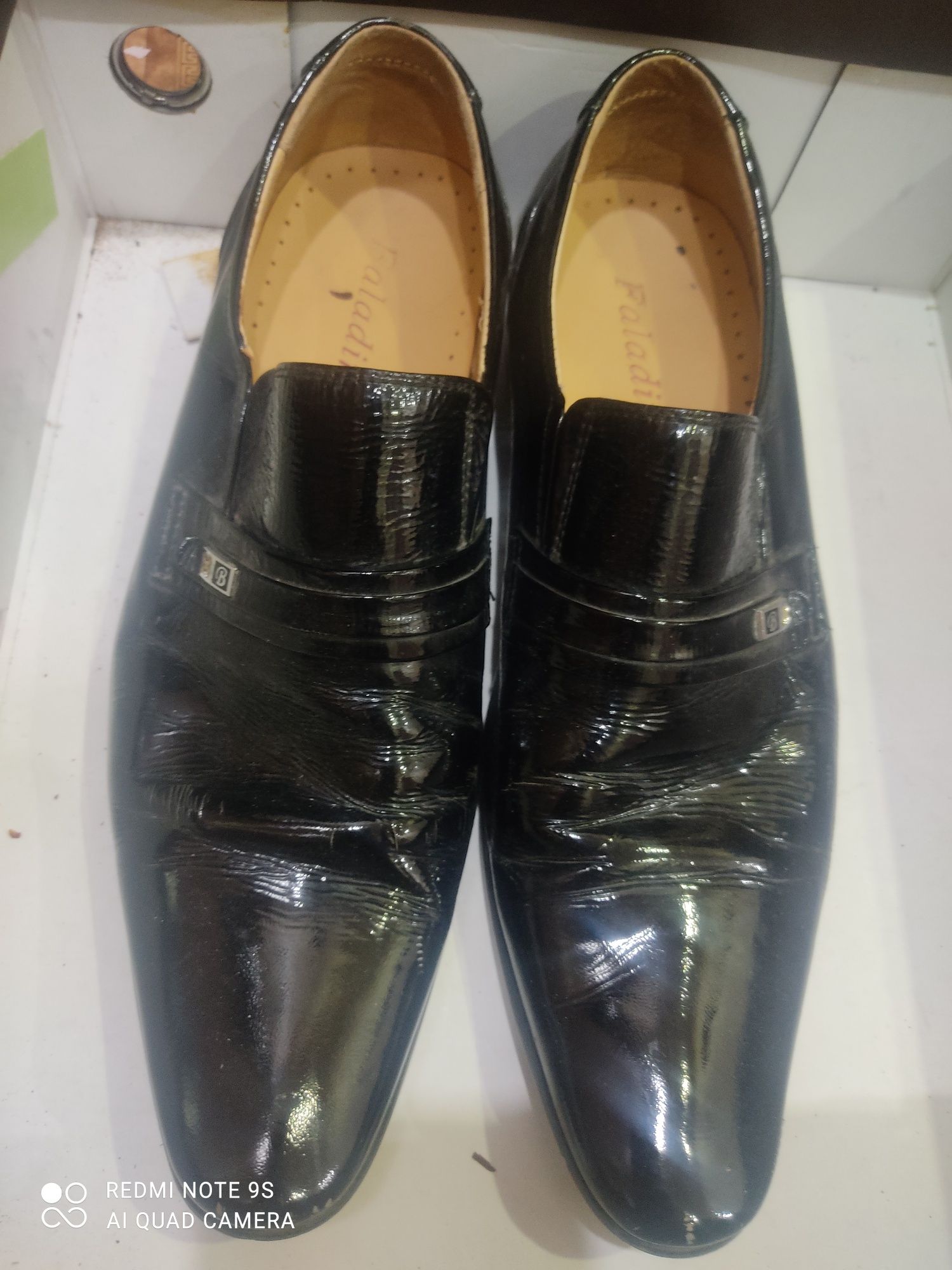 Продам мужские лакированные туфли туфли