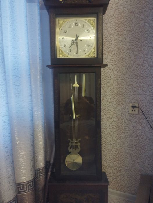 Часы стоящие из дерева