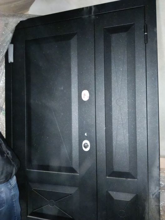 Сырткы есик сатылад. Наружная дверь продается.