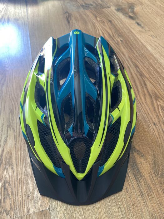 Casca de bicicleta  și tricou de biciclist