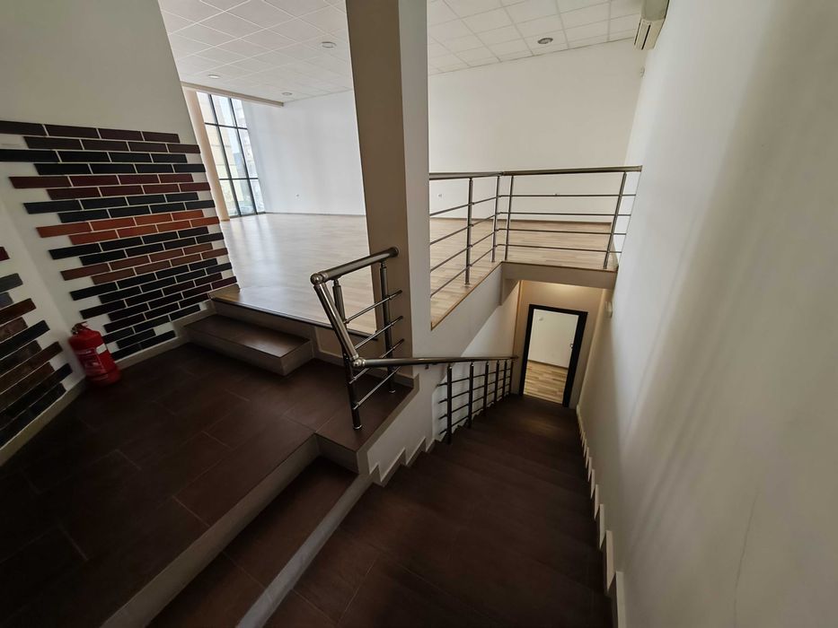 Давам помещение под наем на 2 етажа-общо 120 кв. м.