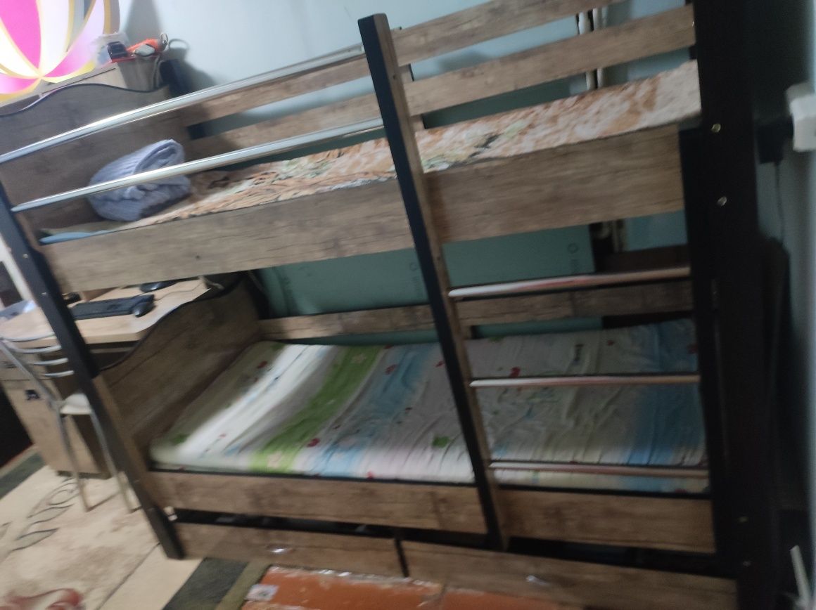 Срочно продам детскую 2х ярусную кровать и парту