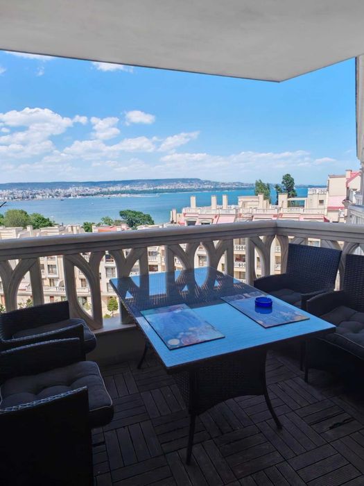 Уникален тристаен апартамент на 1 линия море