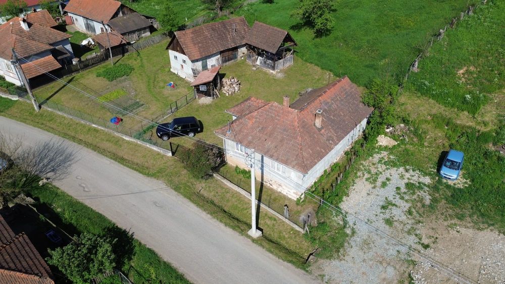 Vând casă cu teren și pădure