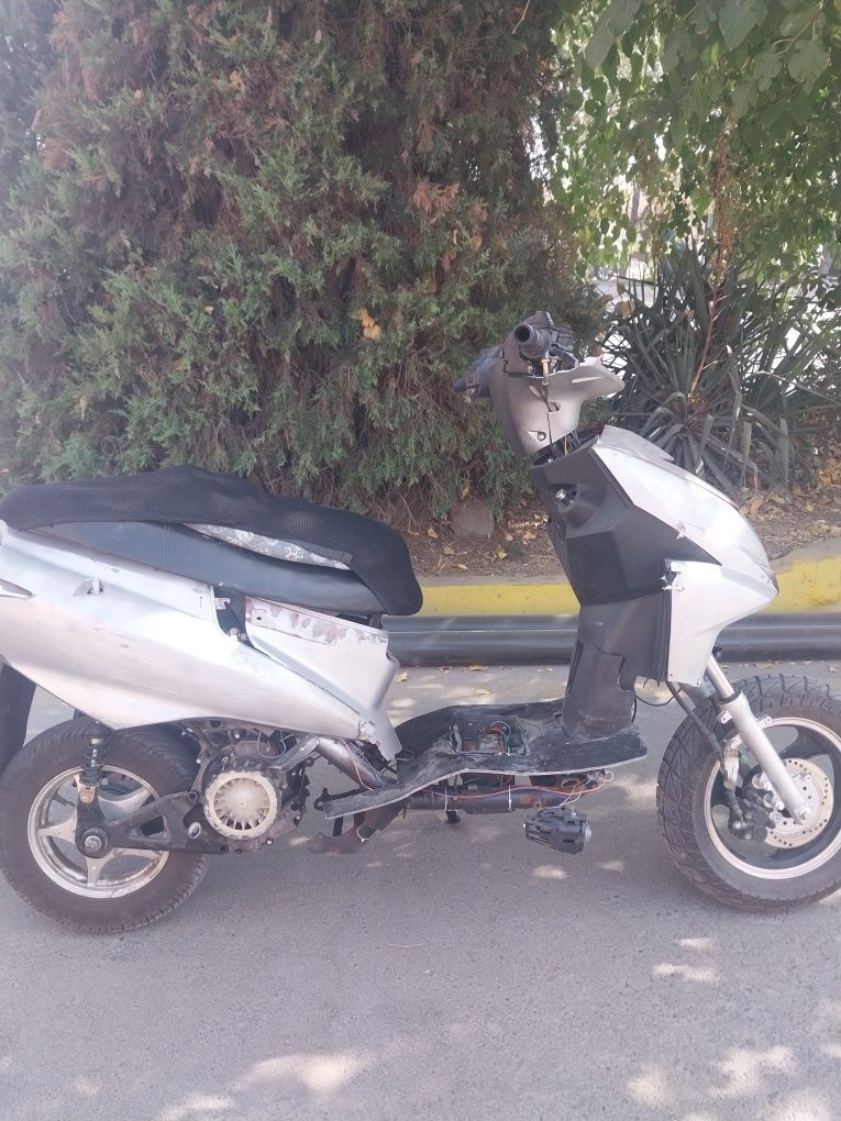 Продаётся скутер на запчасти мотор приехал