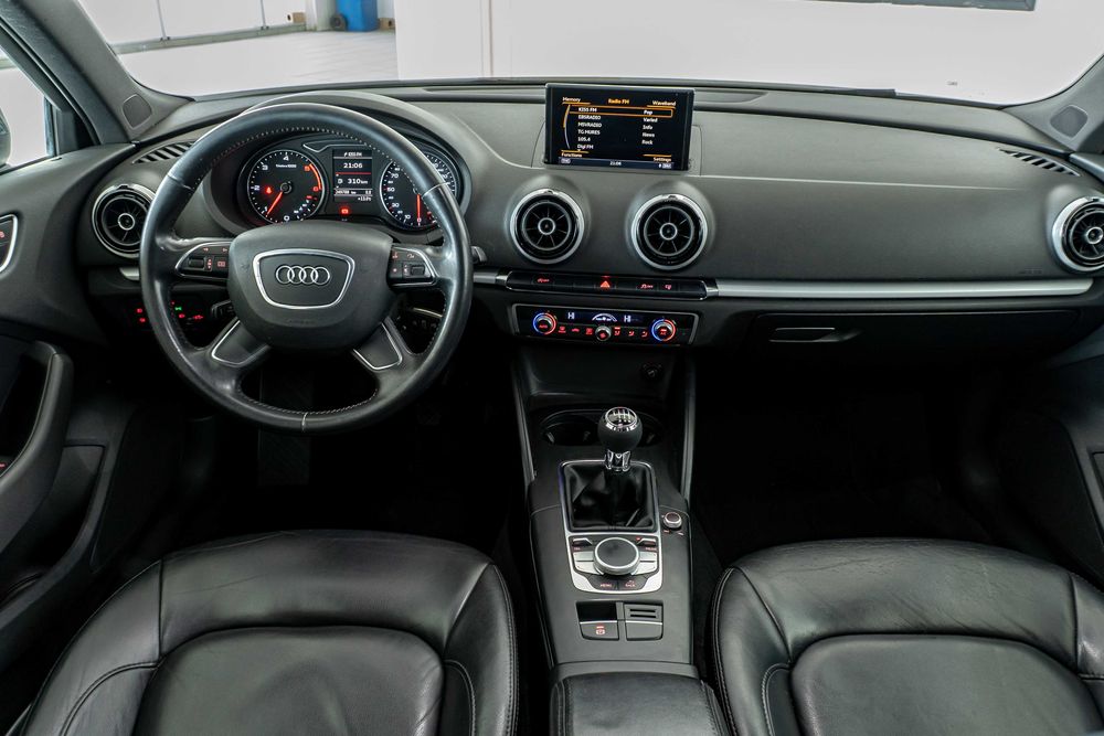 Audi A3 8V S-Line * 1.6 TDI 105 cp * Piele * Senzori parcare * Xenon