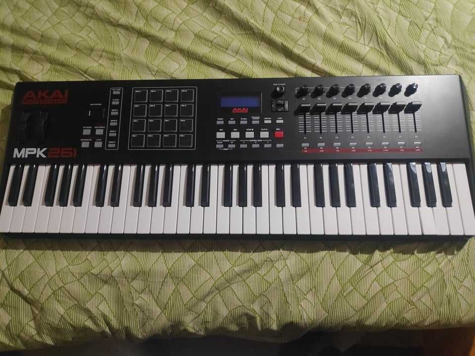 Akai Mpk 261 - midi keyboard