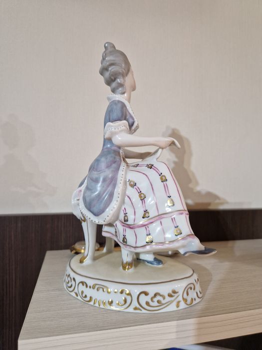 Прекрасна антикварна  унгарска порцеланова фигура Hollohaza