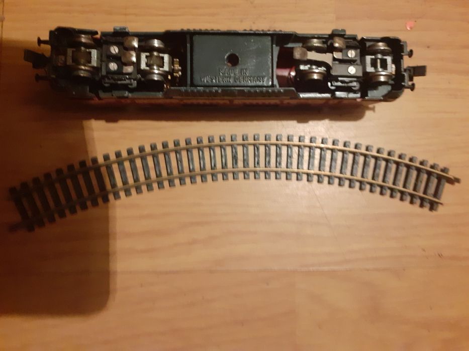 Locomotive electrice și șine