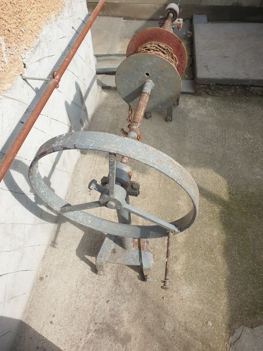 Vand dispozitiv, rola cu lant de scos apa din fantana manual
