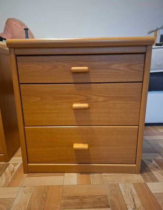 Noptiere cu 3 sertare, 2 bucati. Aproape noi.