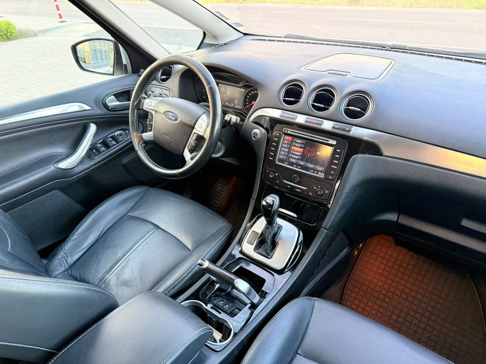 Ford S-max 2011 година