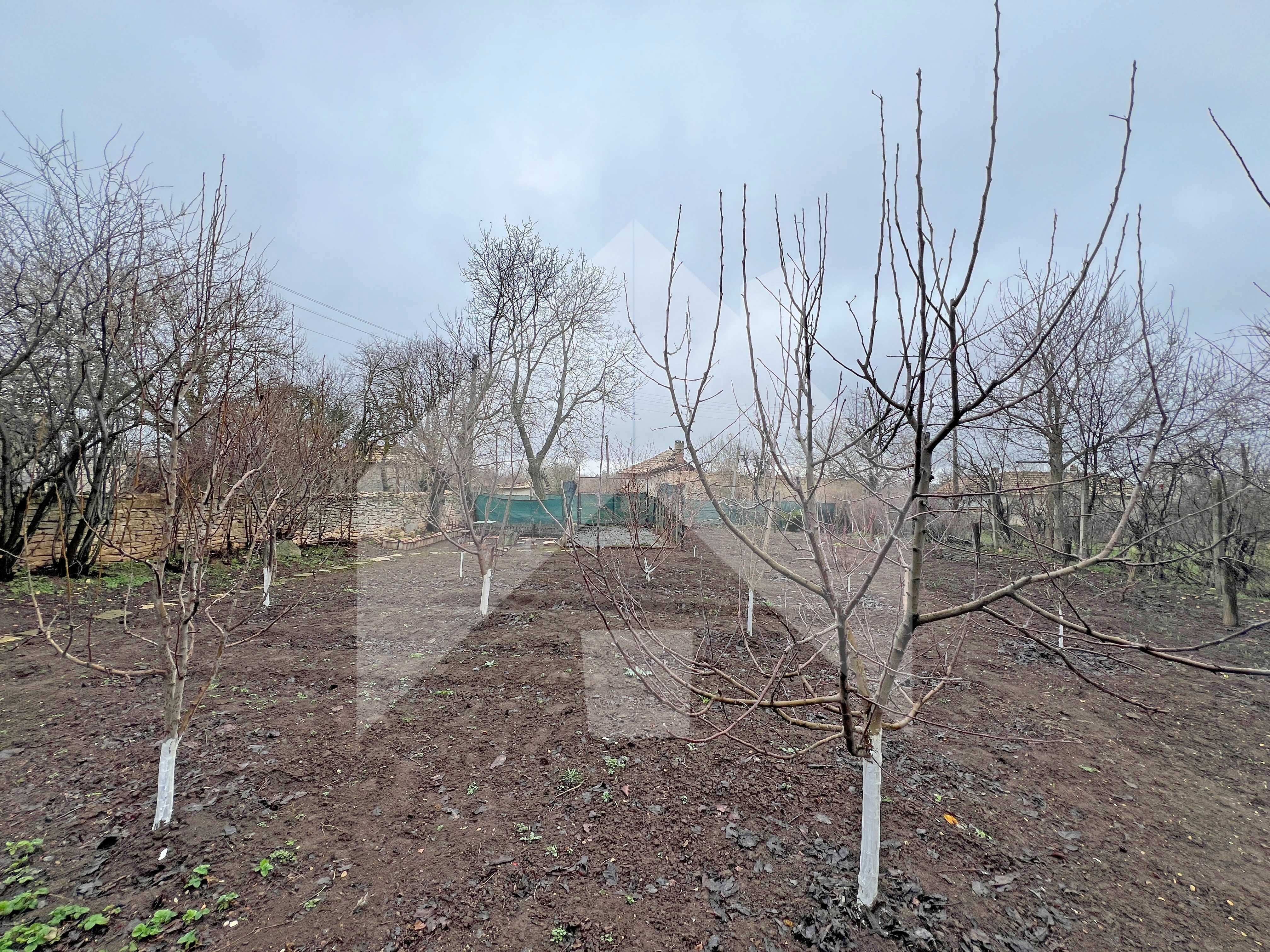 Продава запазена, селска къща с кладенец в село на 10 мин от града.