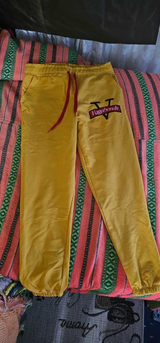 pantalon trening scrie pe ei vagabonds