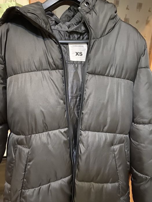 Дълго черно зимно яке