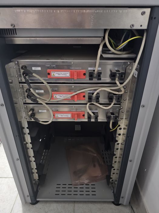 Vand invertor Fronius symo Hibrid 5.0-3 trifazat cu banc Fronius cu 3