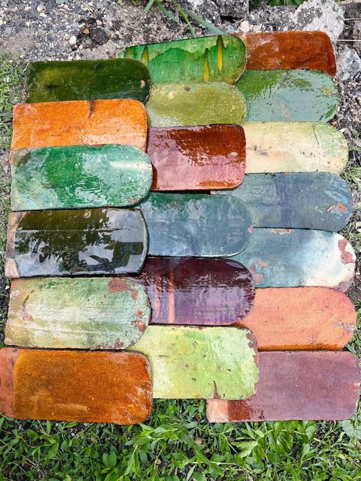 Tigla emailat antic 200de ani