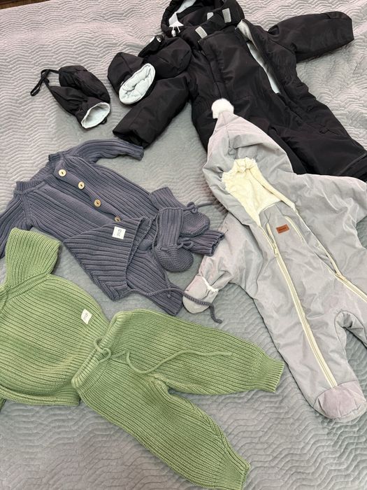 Продам 2 зимних комбинезона, 2 комплекта одежды