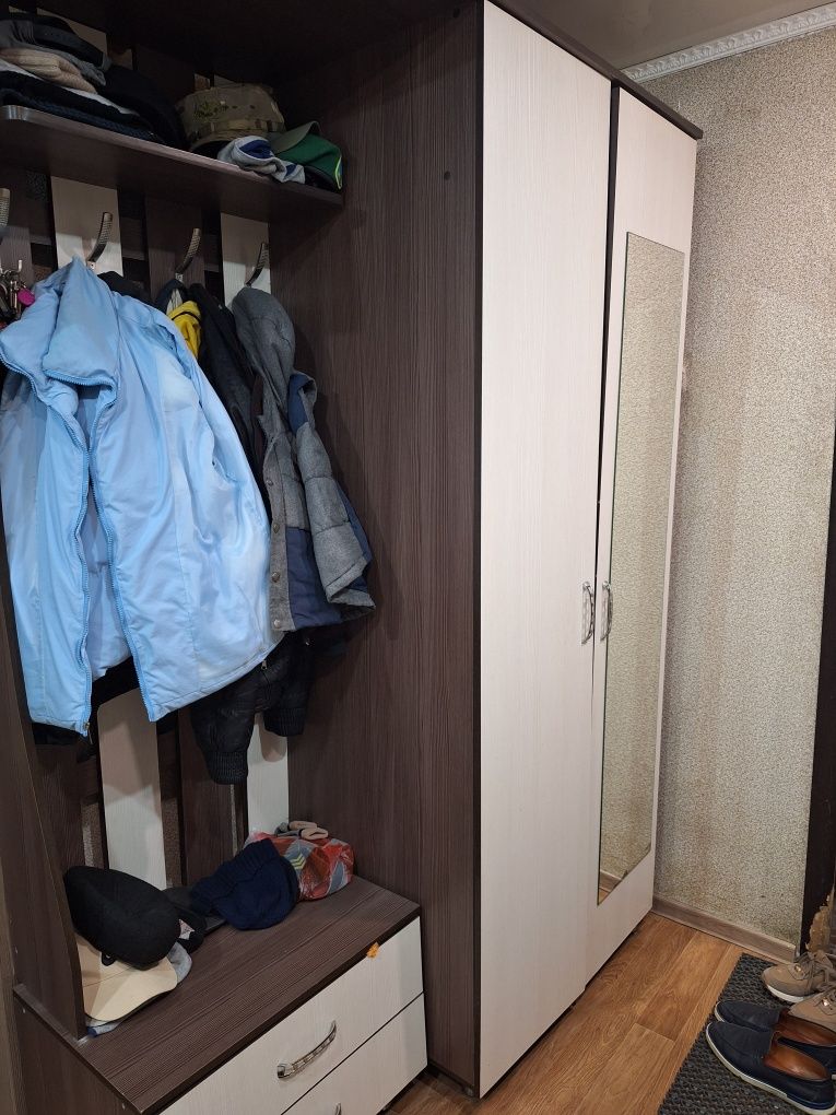 Продам  шкаф в прихожую