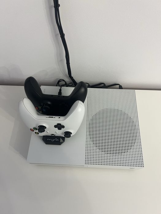 Vând Xbox One S+ 2 manete