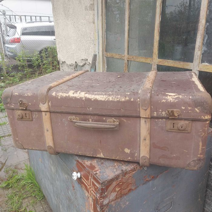 Стар куфар с метален обков  в ъглите