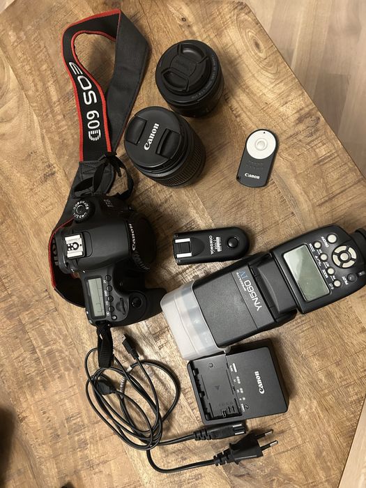 Canon 60D + doua obiective(50mm 1.8, 18-55 kit), blit, backpack