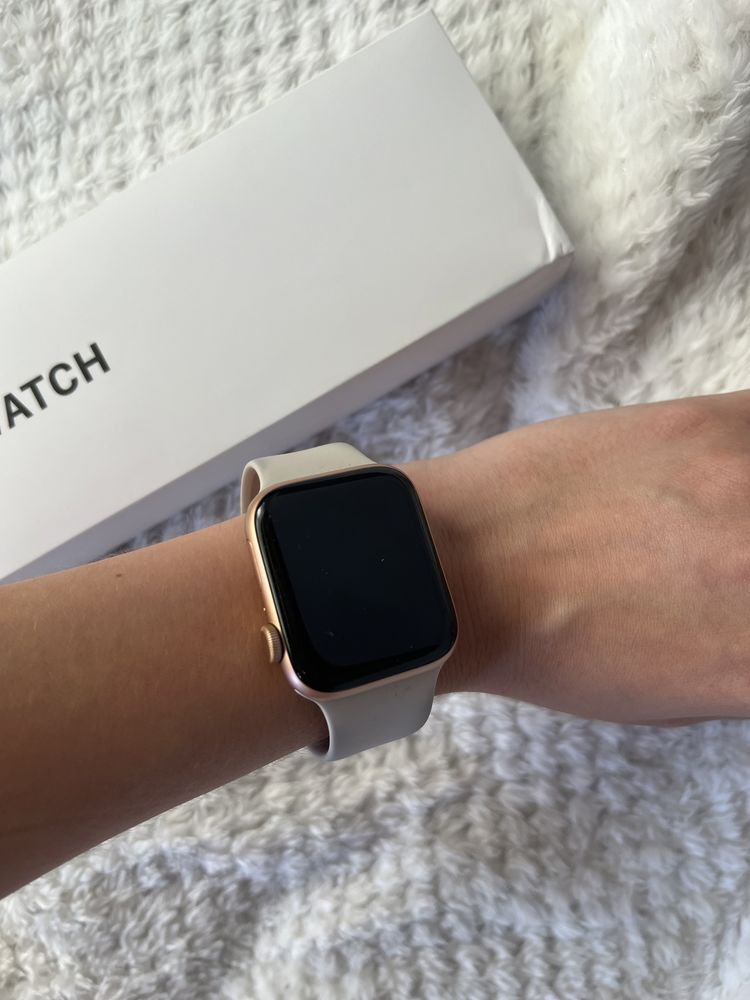 Смарт- часы Apple Watch SE 44mm золотистый-бежевый