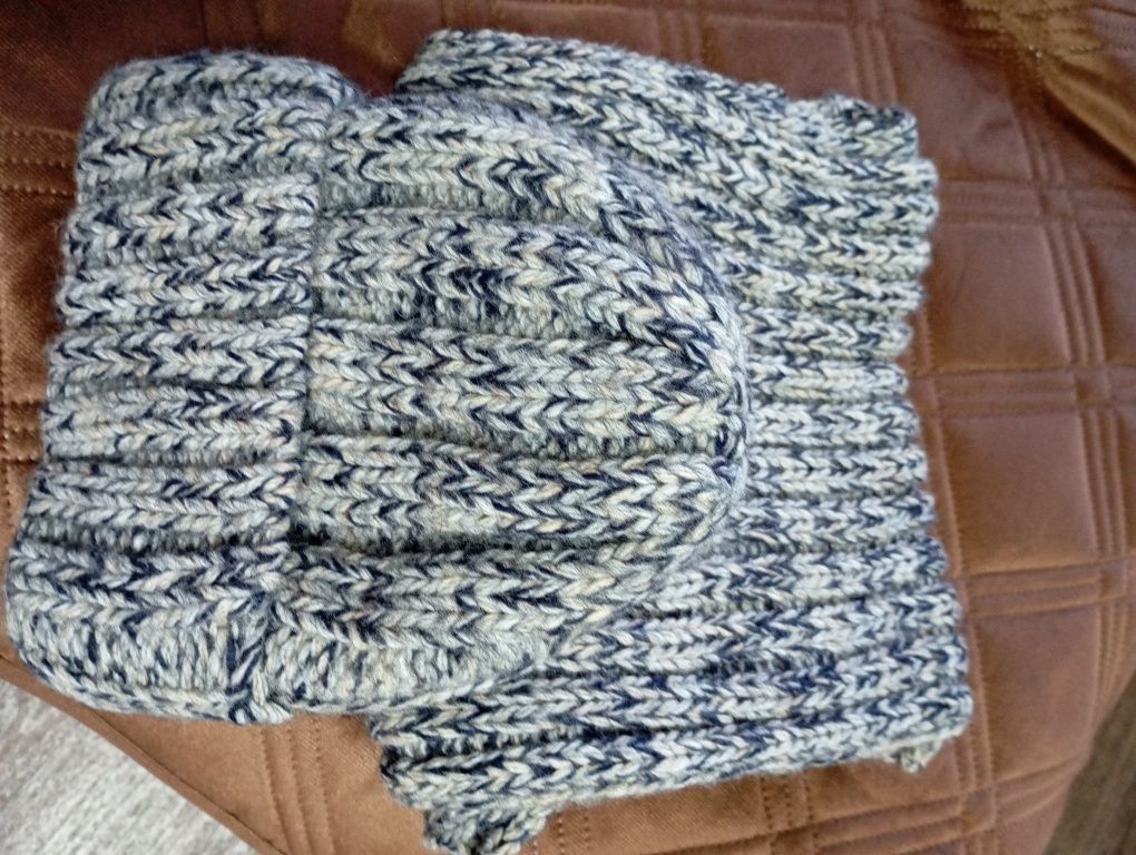 Продам зимний набор шапку и снуд