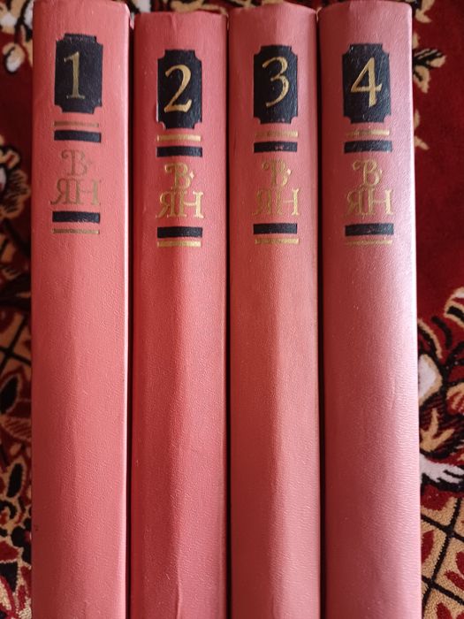 Продаются собрание сочинений русских и зарубежных классиков.