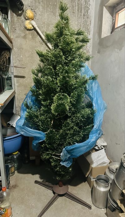 Продам елку 1,75 метром пушистая как новая, мало пользовались